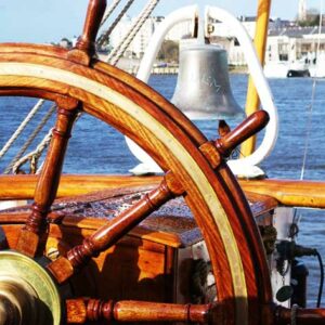 ancien gouvernail nautique ou barre à roue en bois