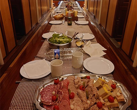 Petit-déjeuner à bord